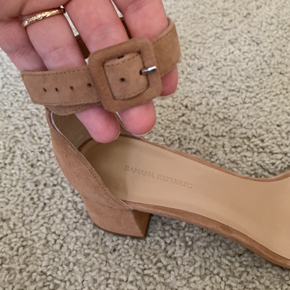 New Never-Worn Banana Republic Bare Low Block Heel Sandals 10.5 Tan Suede - Picture 3 of 7